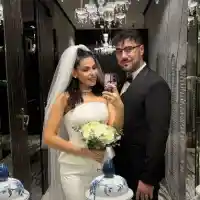 Близначката Алекс вдигна сватба! Фото с младоженеца