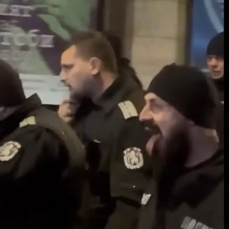 Шок! Полицай пръска протестиращи и остава безнаказан!