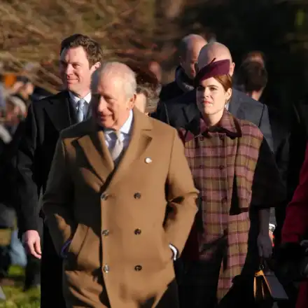 Чарлз III заведе семейството си на църква пеша, Кейт и Шарлот свириха на пиано на 4 ръце (снимки)