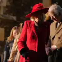 Чарлз III заведе семейството си на църква пеша, Кейт и Шарлот свириха на пиано на 4 ръце (снимки)