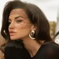 Фаталната Диляна Попова взриви Париж с нова визия!