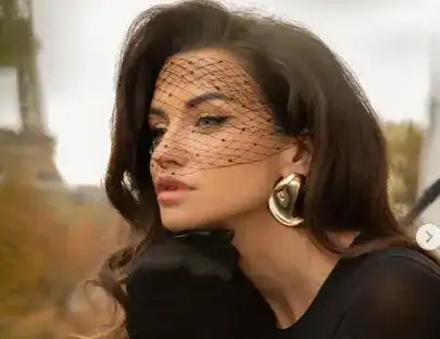 Фаталната Диляна Попова взриви Париж с нова визия!