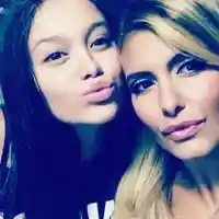 Дъното! Анелия подготви щерка си за магистралата. Набуха й огромни гърди, за да я обладае някой противен чичко