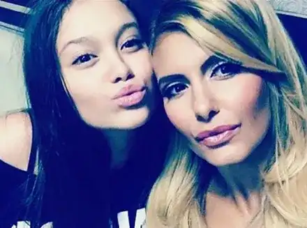 Дъното! Анелия подготви щерка си за магистралата. Набуха й огромни гърди, за да я обладае някой противен чичко