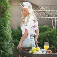 ДЪНОТО НА МАЗЕТО!! Светлана Василева ОБСЛУЖВА мазен дъртак в имението на „Трейтърс“! (храни я, а тя му д*ха неуморно – ВИЖ ТУК)