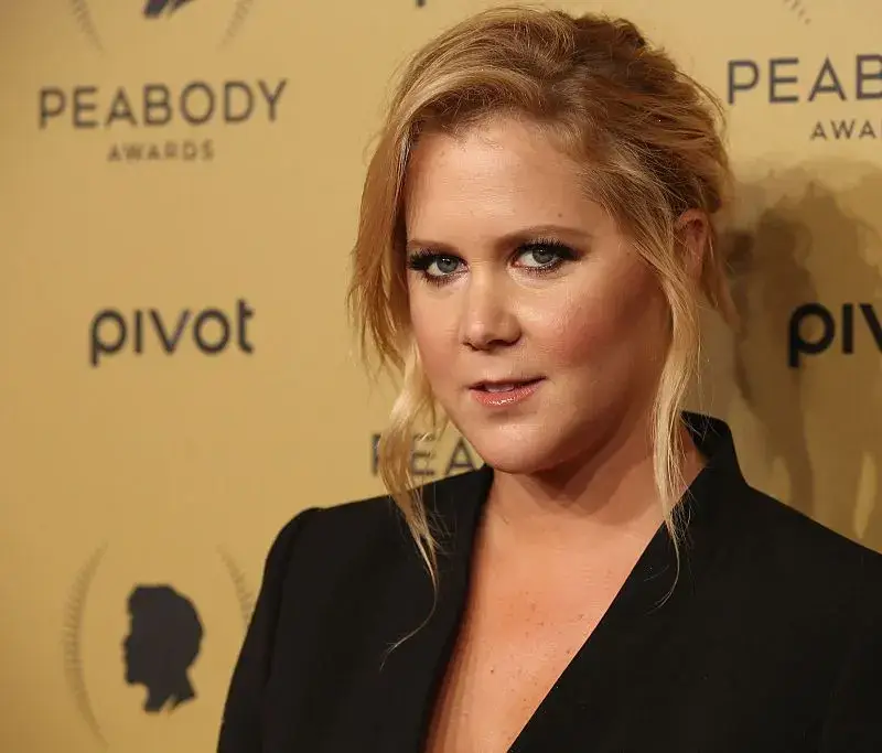 Ейми Шумер се появи шокиращо слаба в секси мини рокля