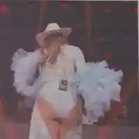 Емилия в секси каубойски костюм: Скандалът е на лице!