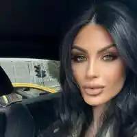 Шокиращата фотобомба на Мис България – кой е тайнственият мъж?