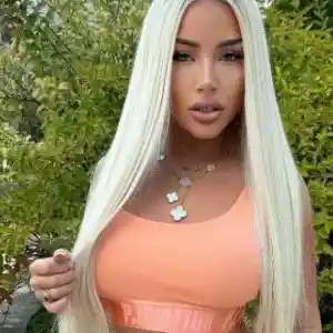 Гери-Никол показва бедрото като Снежанка