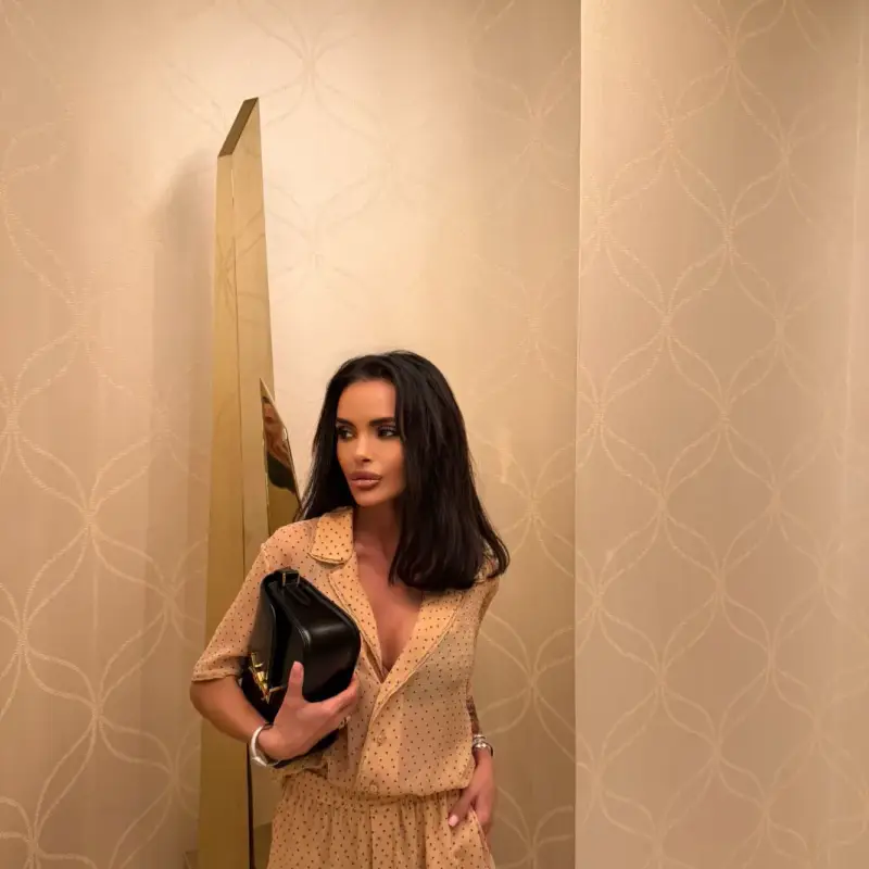 Мара Отварачката с краката на Алекс Богданска? Шокиращи снимки!