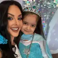 Глория глези внучката като принцеса