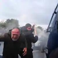 Гръцките фермери в яростен протест: Камъни и блокади на летището в Ираклион!