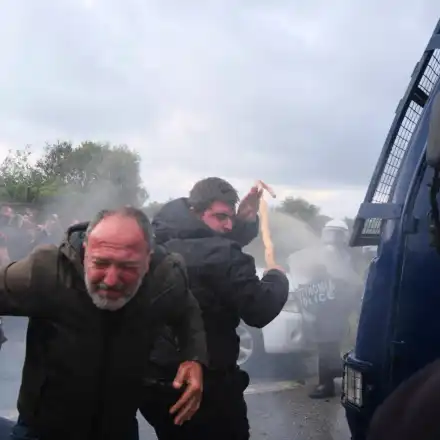 Гръцките фермери в яростен протест: Камъни и блокади на летището в Ираклион!