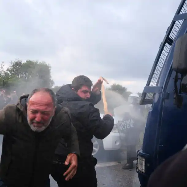 Гръцките фермери в яростен протест: Камъни и блокади на летището в Ираклион!