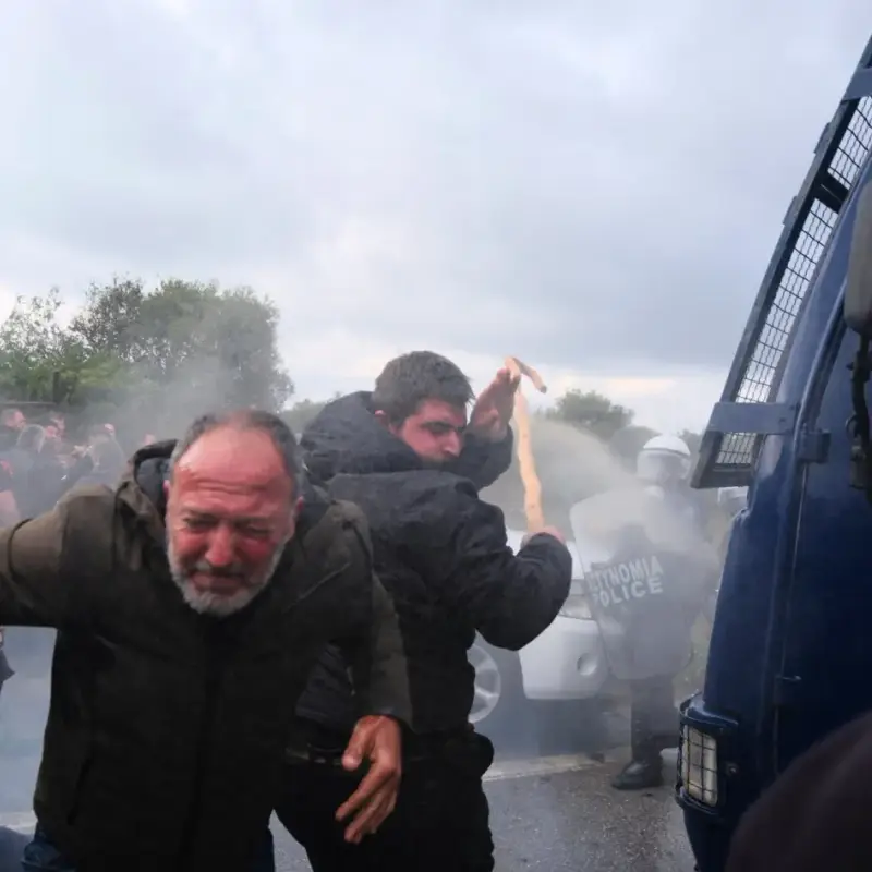 Гръцките фермери в яростен протест: Камъни и блокади на летището в Ираклион!