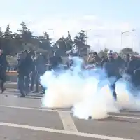 Гръцките фермери в яростен протест: Камъни и блокади на летището в Ираклион!