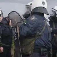 Гръцките фермери в яростен протест: Камъни и блокади на летището в Ираклион!