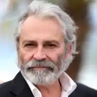 Кенан от „Езел“ се скара на фен, че му целува ръка на улицата