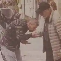 Кенан от „Езел“ се скара на фен, че му целува ръка на улицата