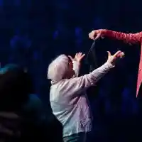 Коя е баба Юлия, която стана звезда на мегаконцерта на Хаузер в София и каква е връзката й с Лили Иванова (СНИМКИ)