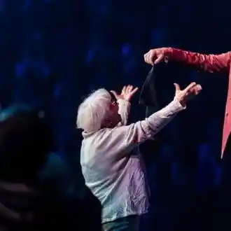 Коя е баба Юлия, която стана звезда на мегаконцерта на Хаузер в София и каква е връзката й с Лили Иванова (СНИМКИ)