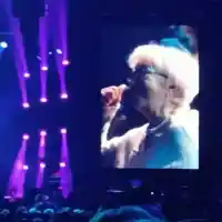 Коя е баба Юлия, която стана звезда на мегаконцерта на Хаузер в София и каква е връзката й с Лили Иванова (СНИМКИ)