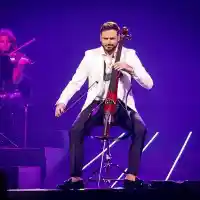 Коя е баба Юлия, която стана звезда на мегаконцерта на Хаузер в София и каква е връзката й с Лили Иванова (СНИМКИ)