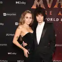 Майли Сайръс се сгоди