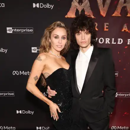 Майли Сайръс се сгоди