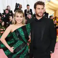 Майли Сайръс се сгоди