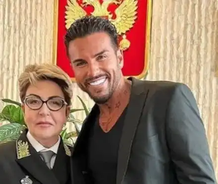 Шок! Благо Джизъса със снимка с руския посланик – как реагираха феновете?