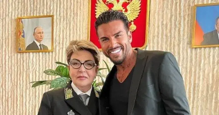 Шок! Благо Джизъса със снимка с руския посланик – как реагираха феновете?