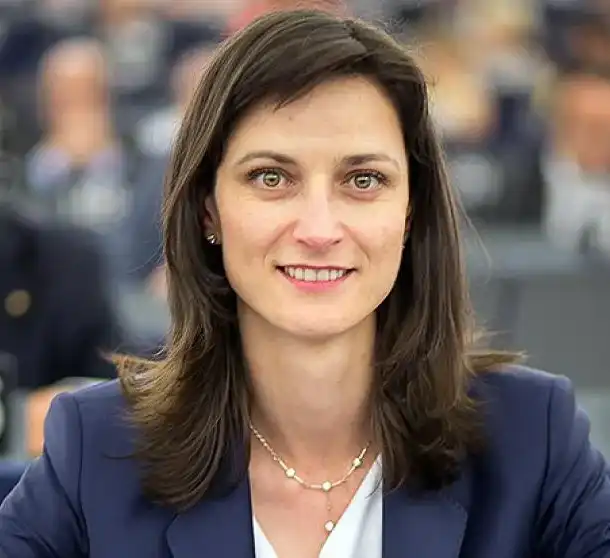 Скандал! Мария Габриел пробутва съселянката си за европрокурор!