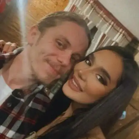 Миа-Михаела заживя с гаджето