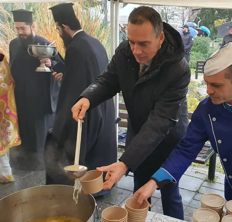 Никулден с традиции и празничен дух в страната (снимки)
