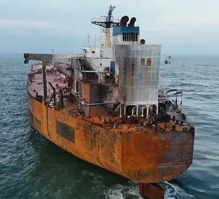 Някой ще спечели 40 млн. лв. от руския петролен танкер, заседнал край Ахтопол