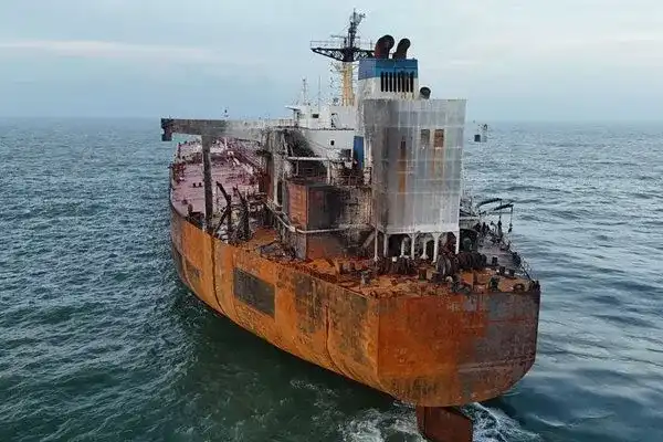 Някой ще спечели 40 млн. лв. от руския петролен танкер, заседнал край Ахтопол