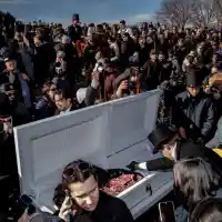 Погребаха американското пени (снимки)