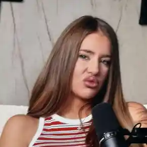 Проста, та дрънка!! Киара: Пожелавам си много хитачки, много пачки и мъж с роза само за мен! (а един пъпеш не може да нареже – ВИЖ ТУК)