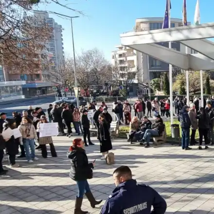 Протест, яйца, сблъсъци с общинари и арест заради увеличен имотен данък в Несебър (снимки)