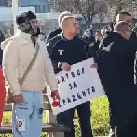 Протест, яйца, сблъсъци с общинари и арест заради увеличен имотен данък в Несебър (снимки)