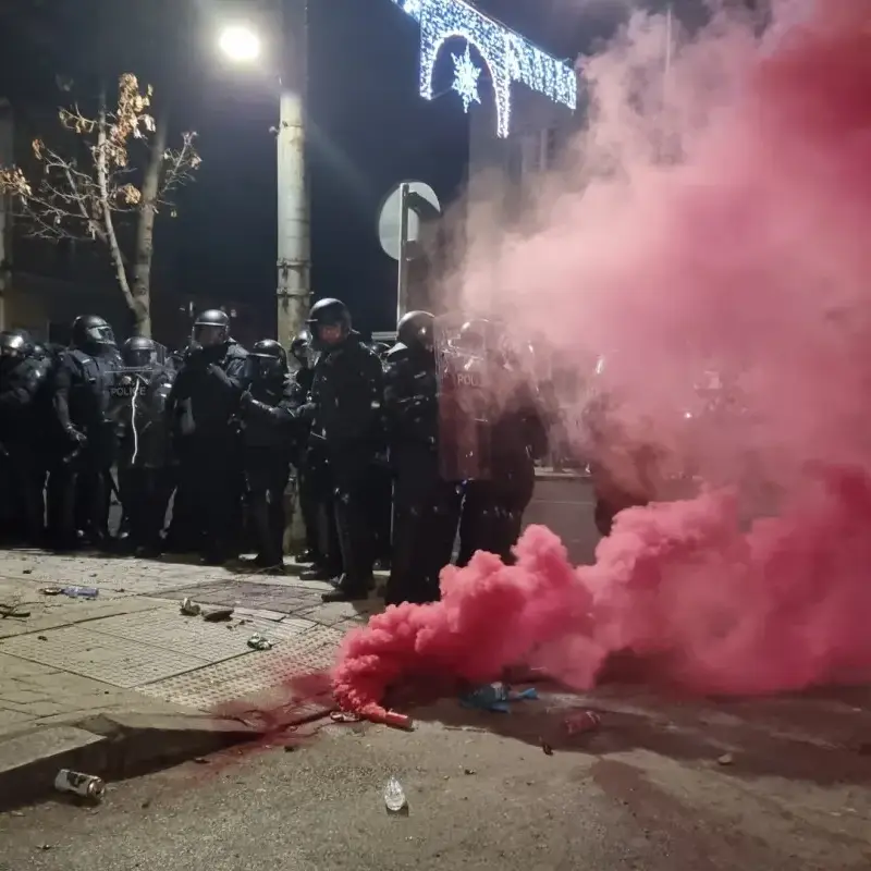 Скандал на протест: Бомбички и сблъсъци пред ДПС в София!