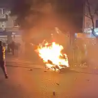 Скандал на протест: Бомбички и сблъсъци пред ДПС в София!