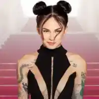 Скандал! Сексбомба отива при канибалите в Африка!