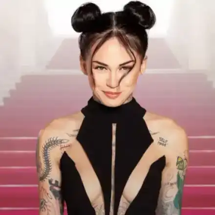 Скандал! Сексбомба отива при канибалите в Африка!