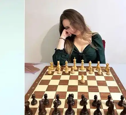 Шахматната царица Нургюл мести фигурите дори в колата