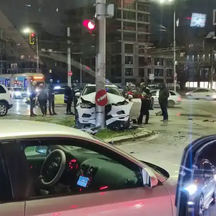 Шокираща катастрофа в София: Мерцедес и Порше се сблъскаха!