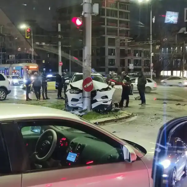 Шокираща катастрофа в София: Мерцедес и Порше се сблъскаха!