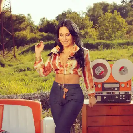 Теди Кацарова в шокираща хорър приказка с БНБенд!