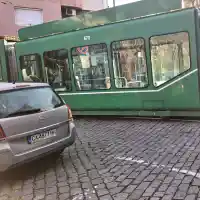 Шок! Трамвай дерайлира на площад "Журналист" в София!